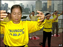 Falun gong members meditating in Hong Kong, 08/05/2001