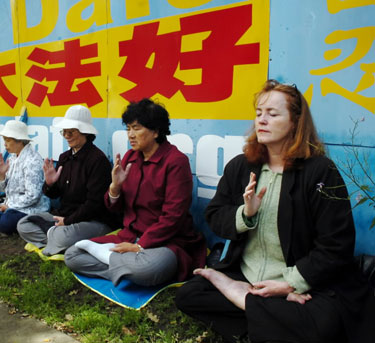 Members of Falun Gong outside the Chinese consulate in Vancouver. The group is outlawed in China and its members face persecution in that country. (Jon Murray/CanWest News Service)