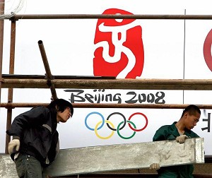 A CFOB member holds a sign expressing support of the monks marching in Burma. (Samira Bouaou/Epoch Times)