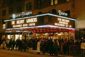 Audience members wait outside the Beacon Theater before the first show of the NTDTV's 2007 Holiday Wonders. (Suman Srinivasan/Epoch Times)