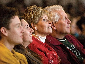 CAPTIVATED: A family of theatre-goers enjoys a performance of Holiday Wonders at the Beacon Theatre in Manhattan. (Dayin Chen/The Epoch Times)