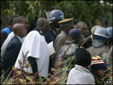 Police arresting opposition worshippers